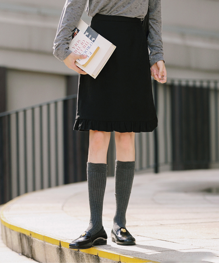 裾フリル膝丈ブラックスカート – jemiremi（ジェミレミ）