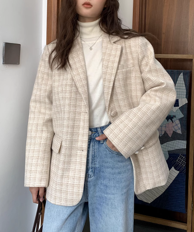 【秋編】「テーラードロングジャケット×長袖ニット×デニムパンツ」でメンズライクに【40代~】