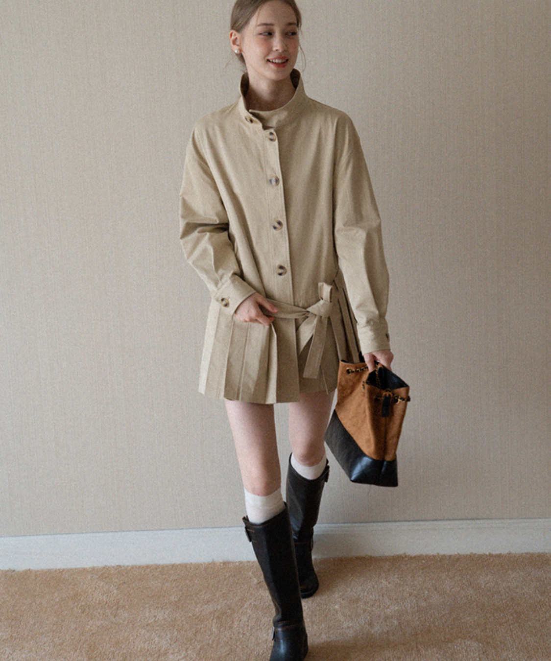 スタンドカラープリーツ切替ウエストリボンコート