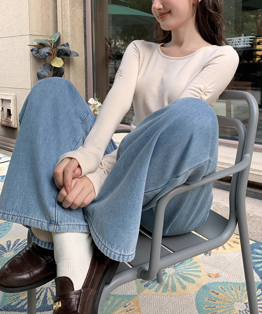 【秋編】「タイトカットソー×デニムパンツ」で大人の色気を醸し出して【20代】