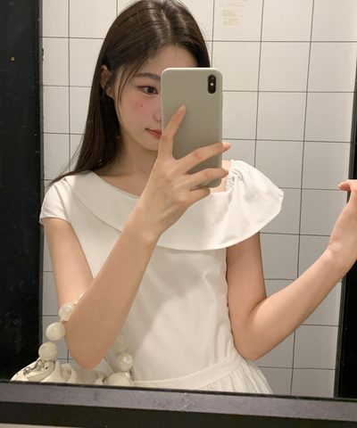 アシンメトリーフラットカラーベルト付きワンピース