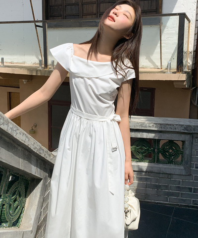 アシンメトリーフラットカラーベルト付きワンピース