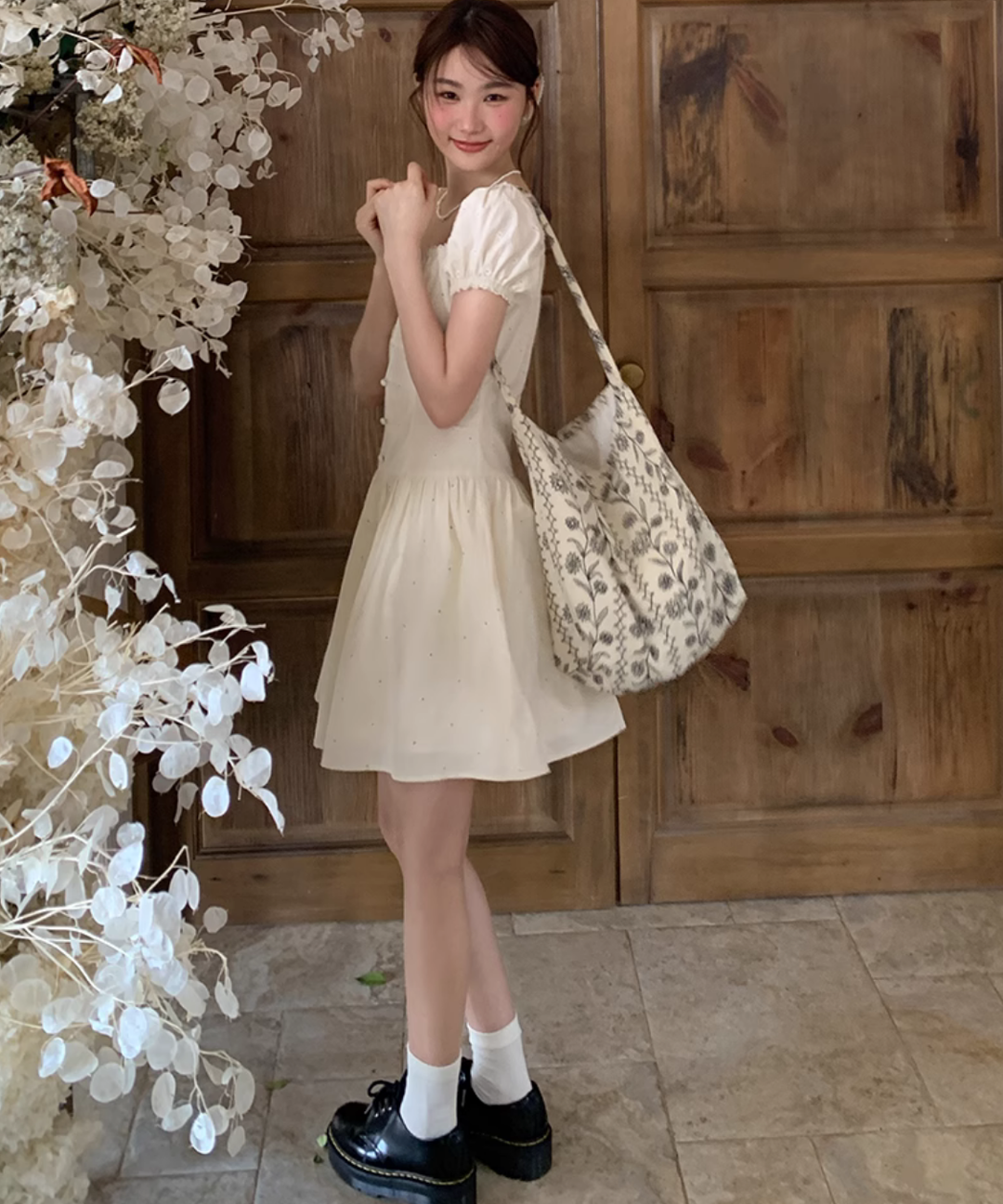 スクエアネックパフスリーブ小花刺繍ミニワンピース – jemiremi