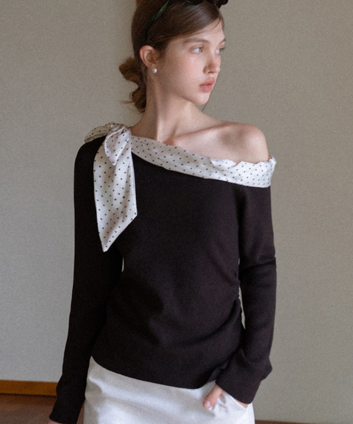 ドット柄ワンショルダーリボン付きトップス