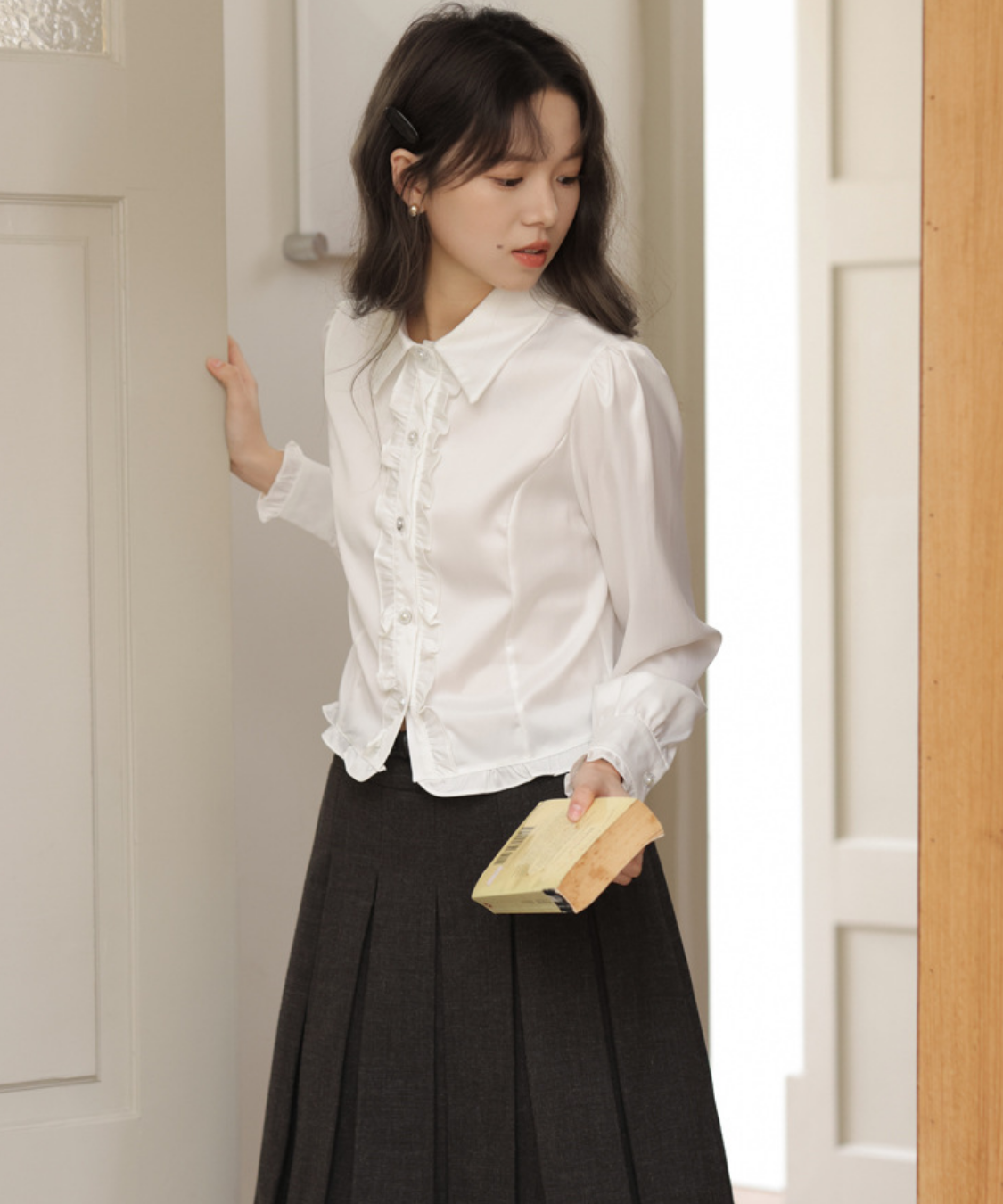 シャツカラーフロントフリルパールボタンブラウス