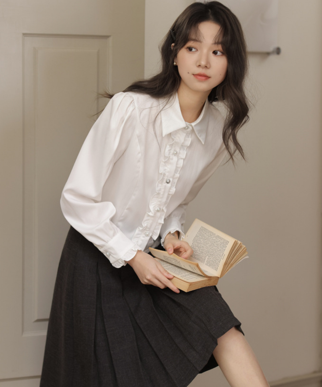 シャツカラーフロントフリルパールボタンブラウス