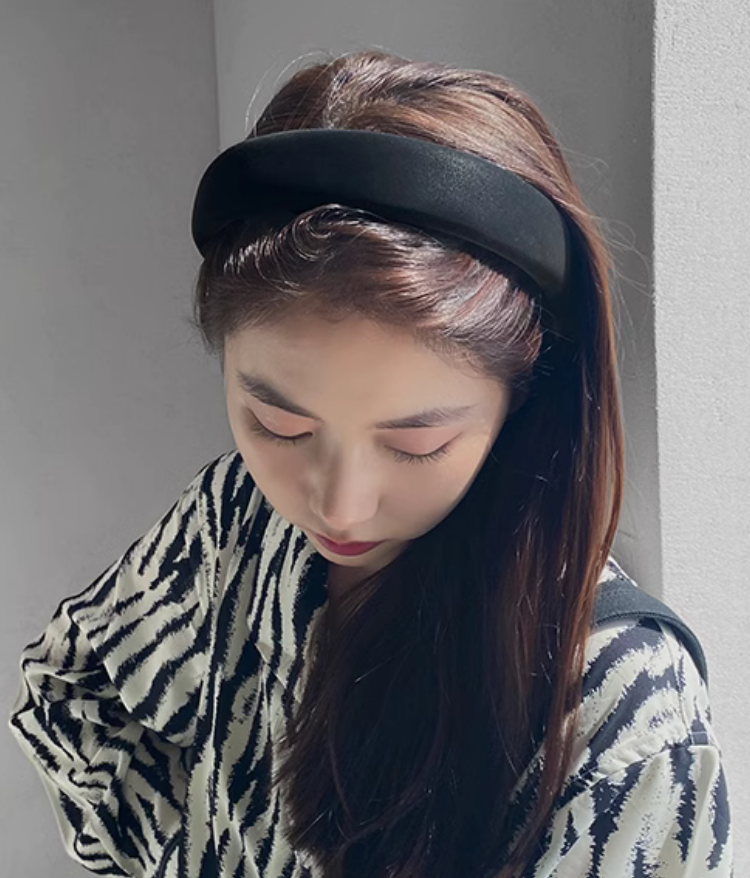 ヘアスタイルはやりすぎ感を抑えるストレートヘア