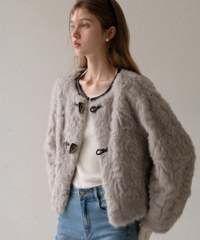フェイクファーノーカラートグルボタンジャケット