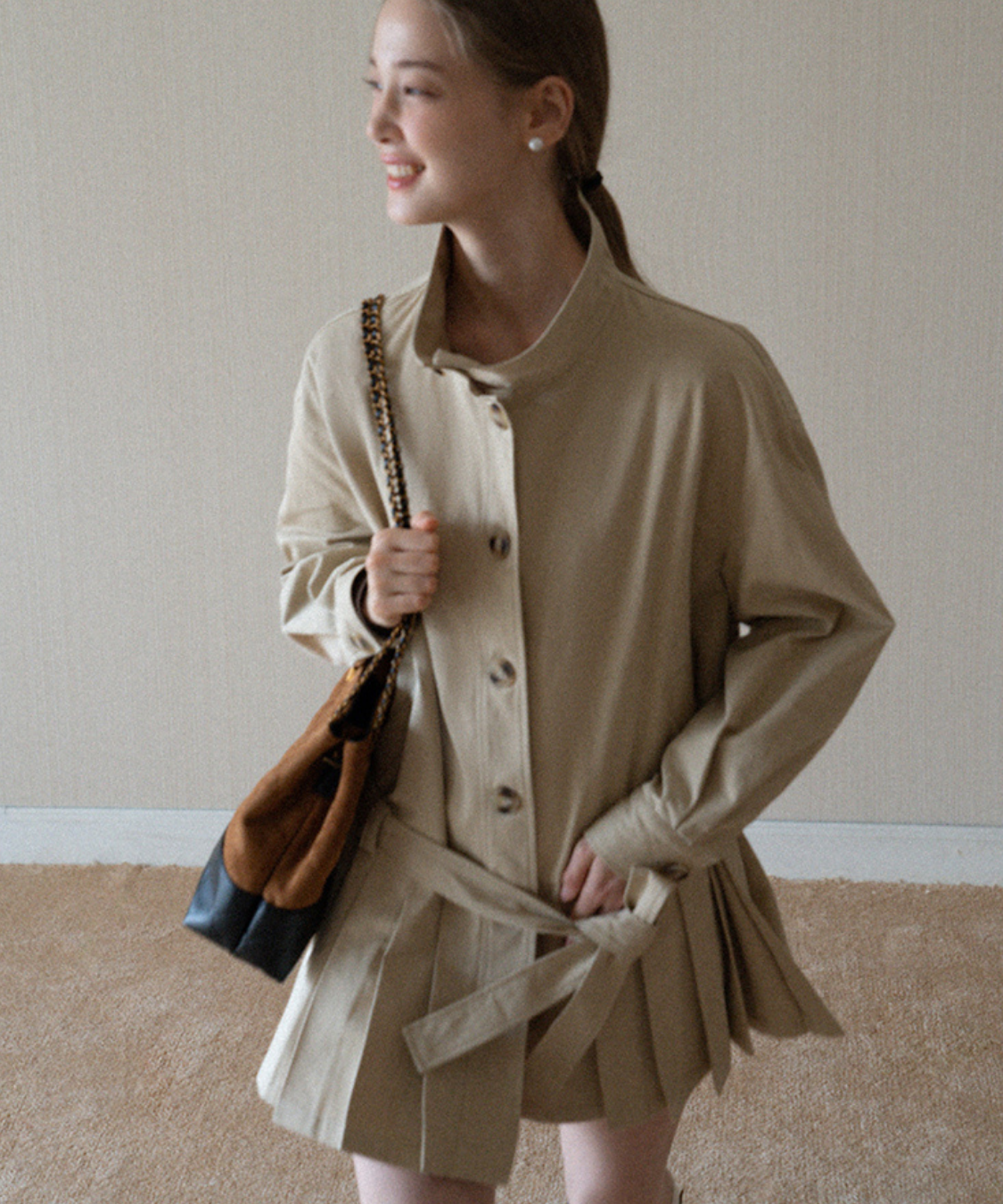 スタンドカラープリーツ切替ウエストリボンコート