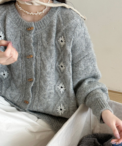 ナチュラルフラワーケーブルカーディガン