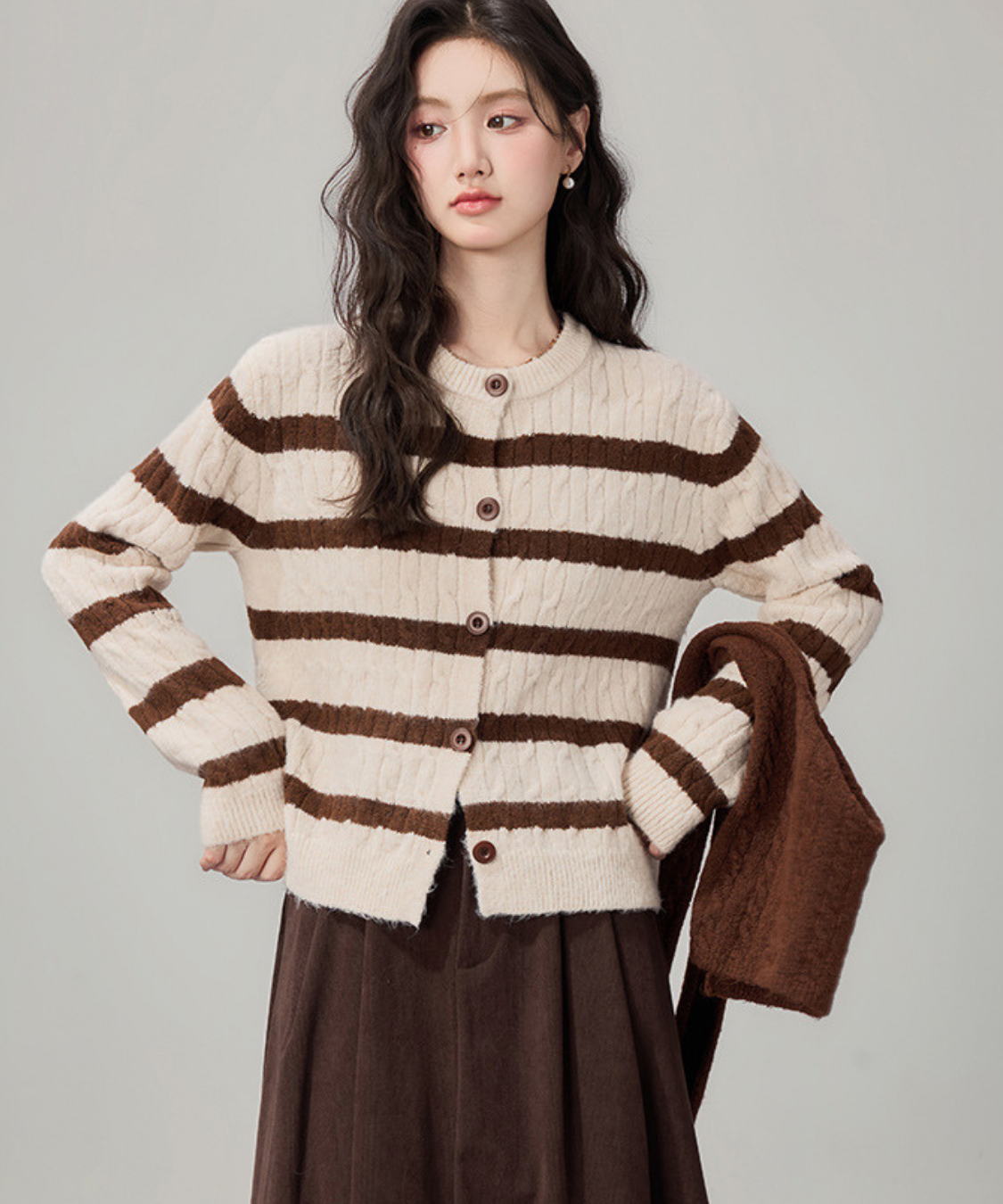 肩掛け風ショール付きボーダー柄ケーブル編みカーディガン