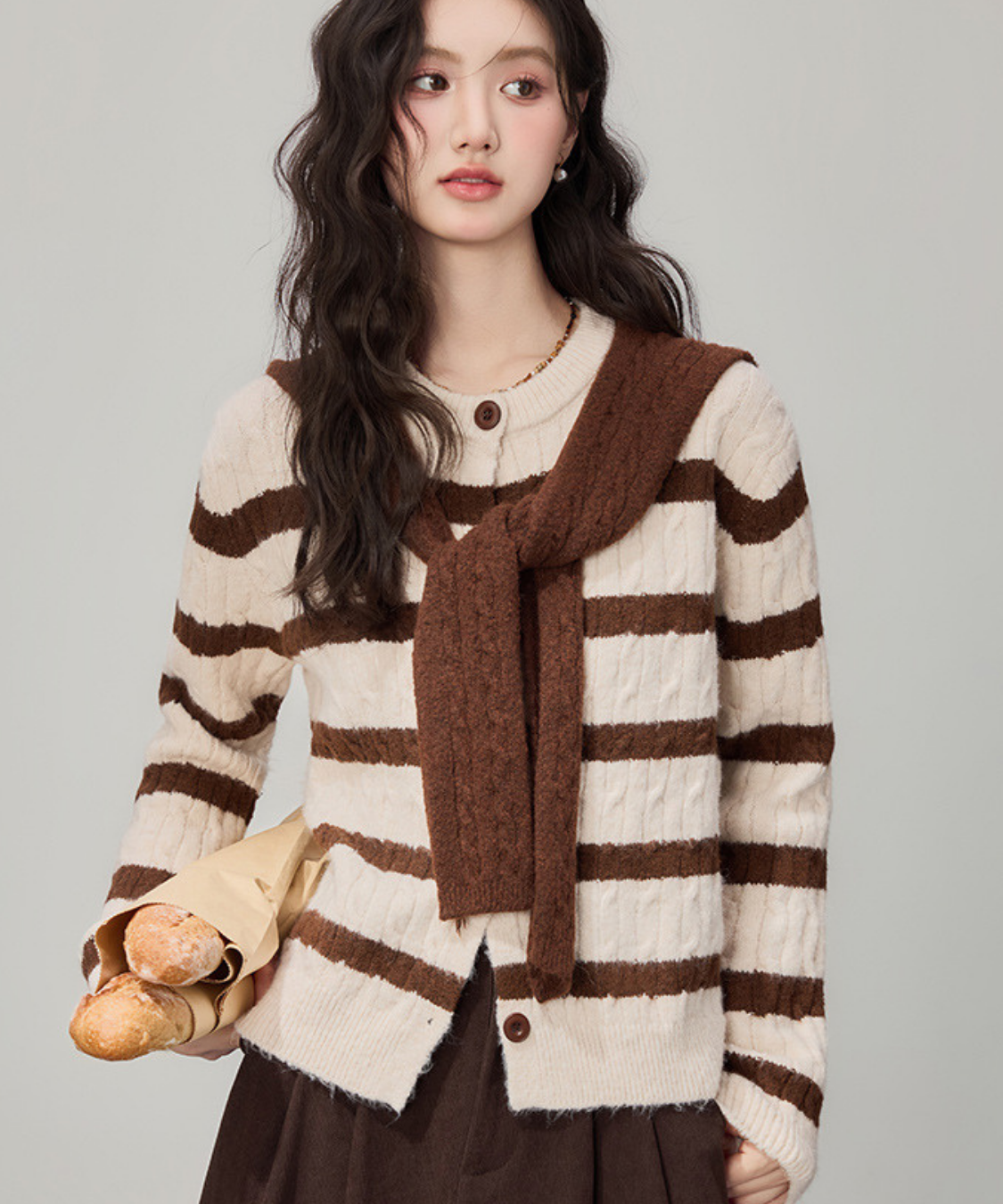 肩掛け風ショール付きボーダー柄ケーブル編みカーディガン