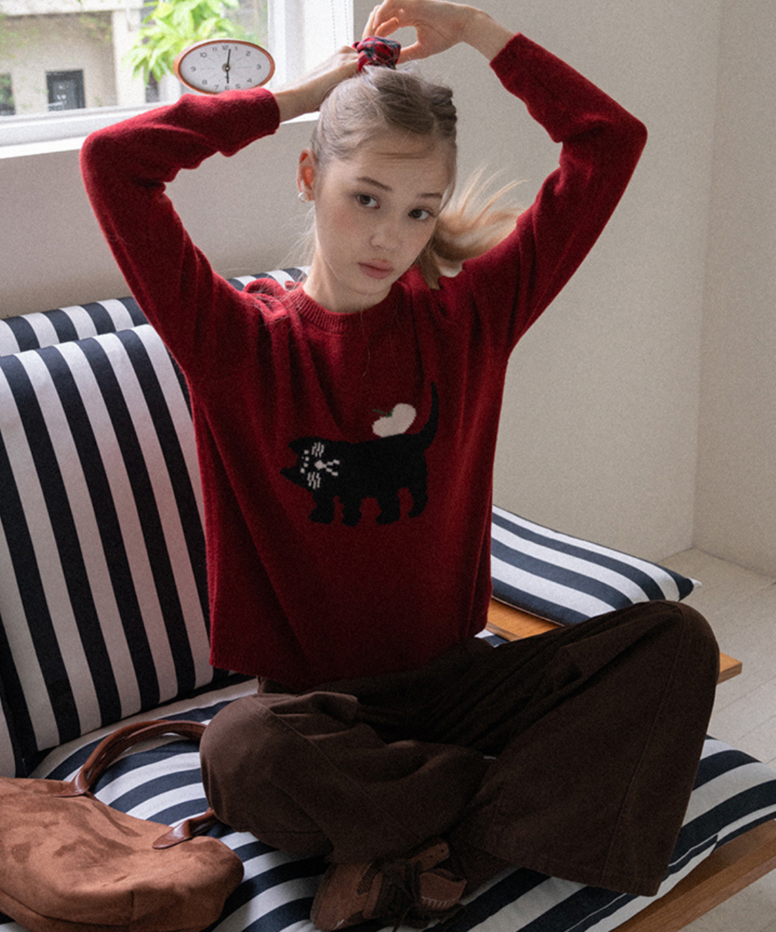 クルーネック黒猫デザインニット