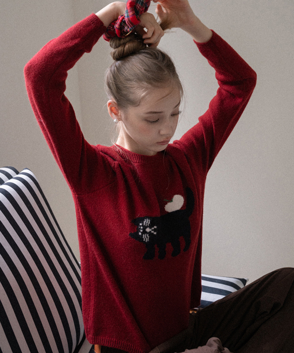 クルーネック黒猫デザインニット