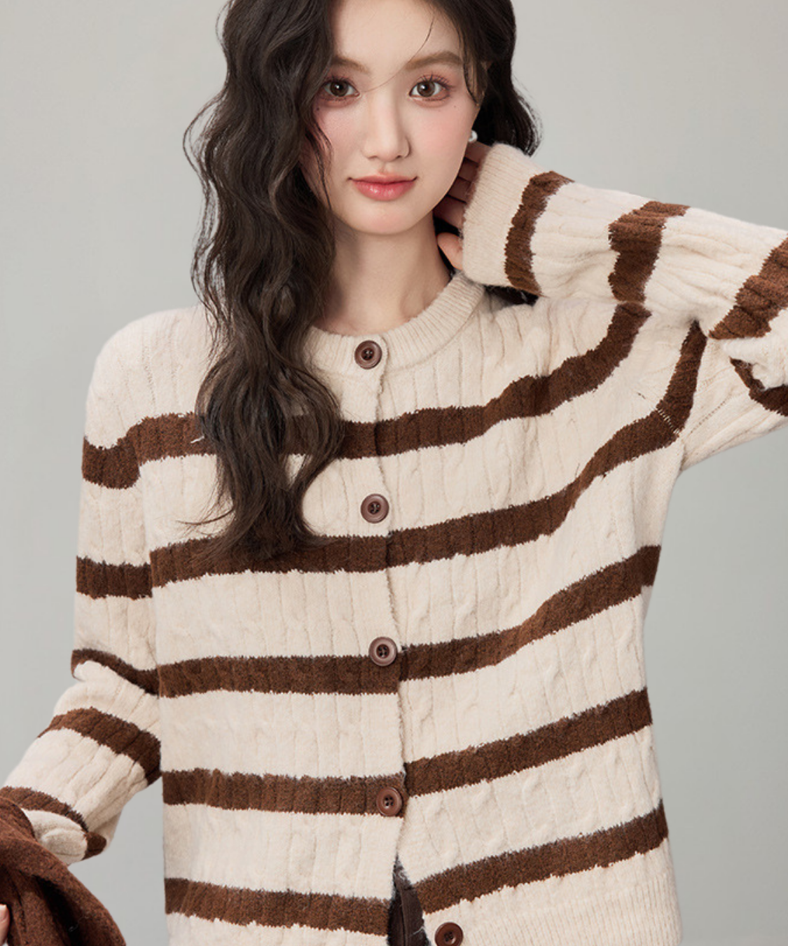 肩掛け風ショール付きボーダー柄ケーブル編みカーディガン