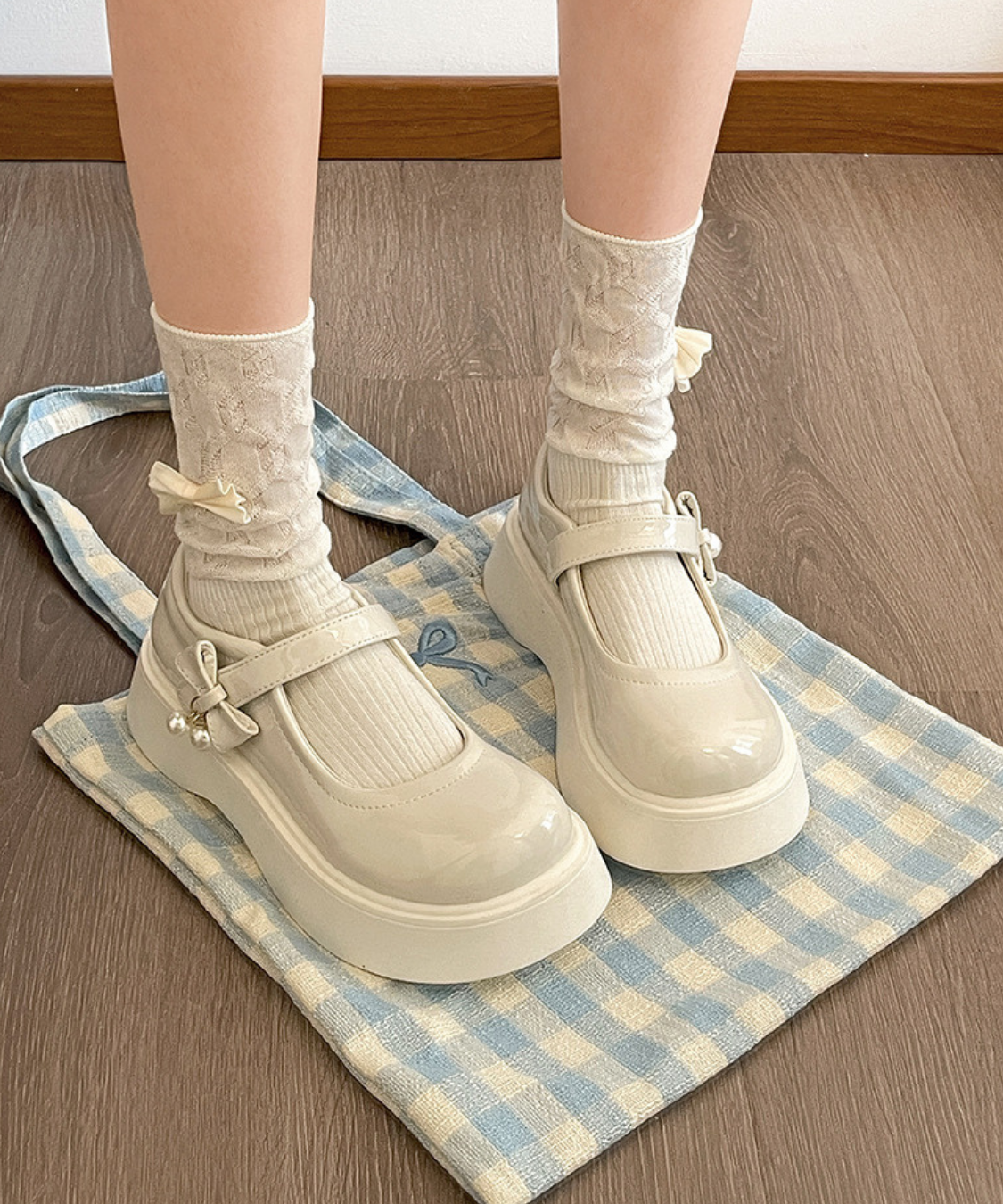 リボンパールチャーム付き厚底ストラップシューズ