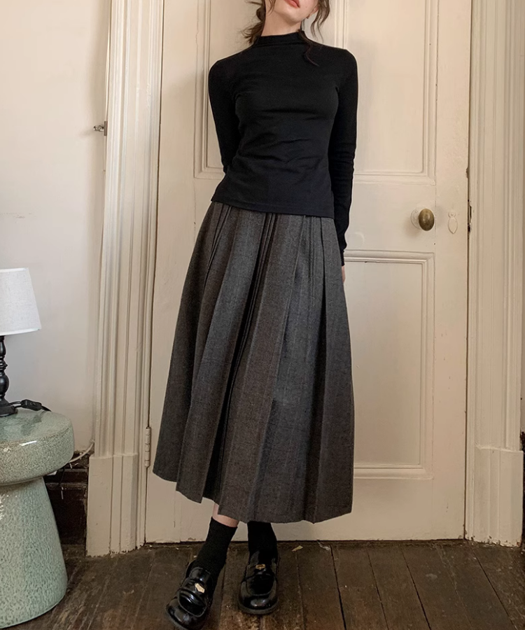 【秋編】「ハイネックラインニット×Aラインスカート」でシックにまとめる【40代~】