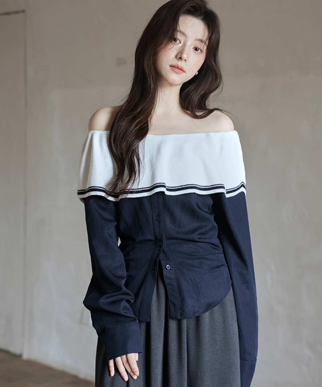 オフショルダーラウンドヨークトップス