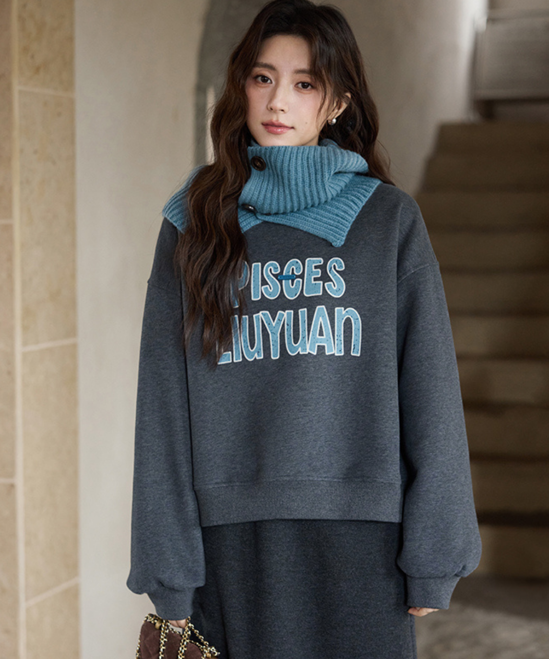 リブネックウォーマー付きロゴスウェット