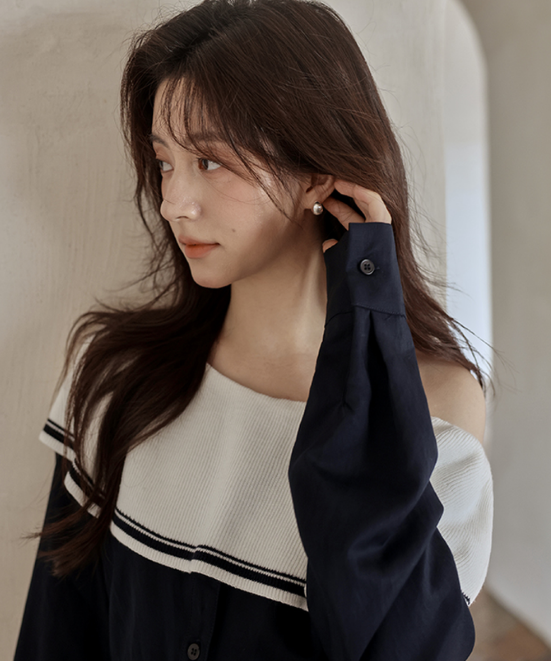 オフショルダーラウンドヨークトップス