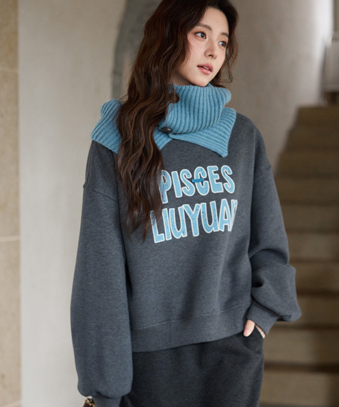 リブネックウォーマー付きロゴスウェット