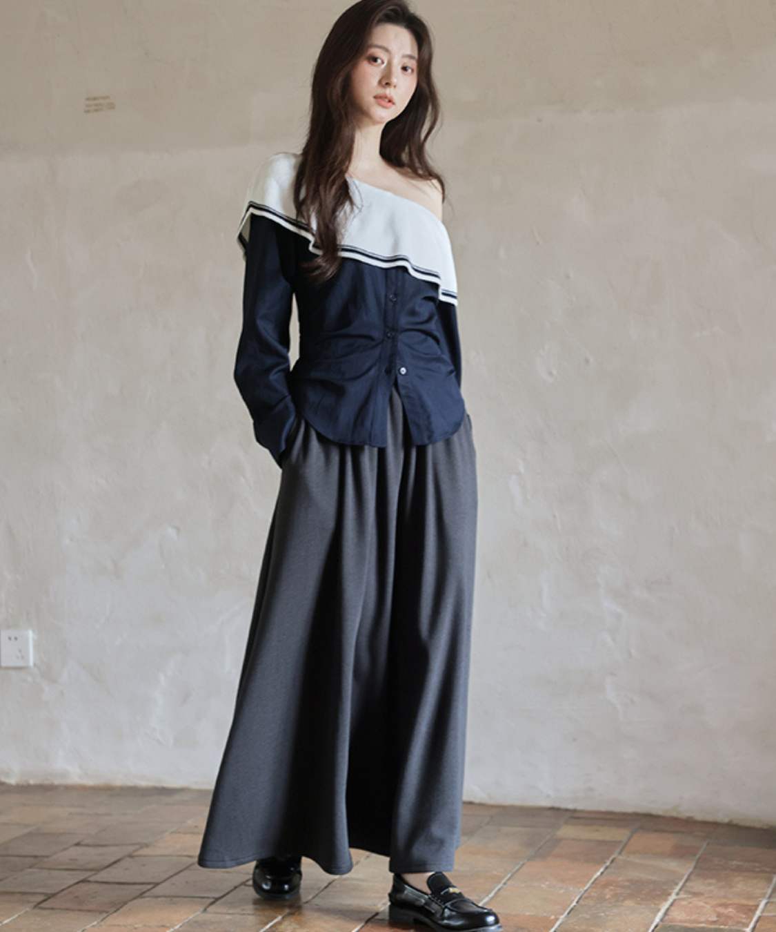 オフショルダーラウンドヨークトップス