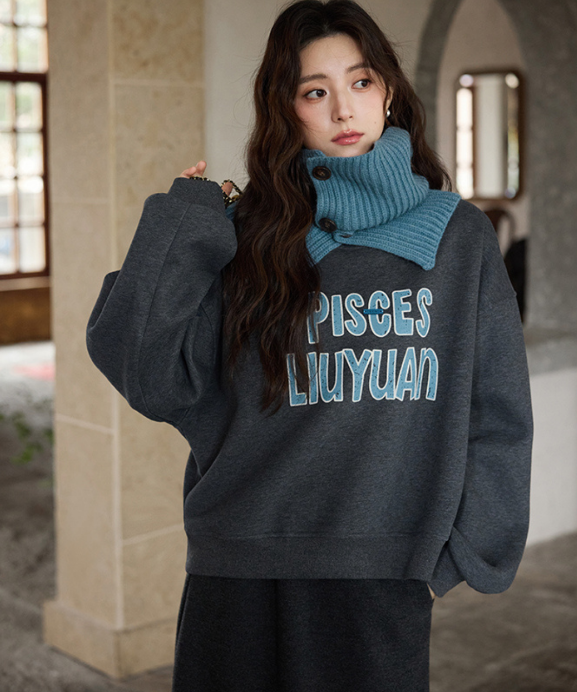 リブネックウォーマー付きロゴスウェット