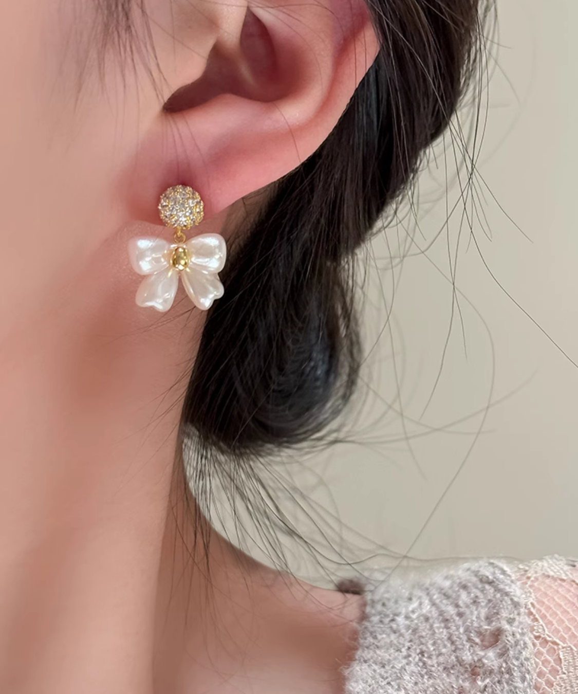 パール調リボンモチーフパヴェピアス
