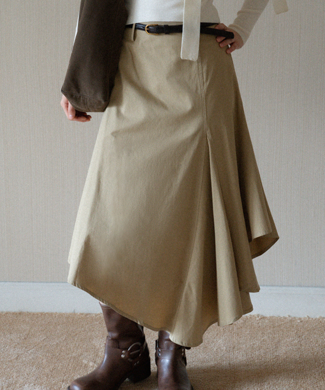 アシンメトリーヘムフレアスカート