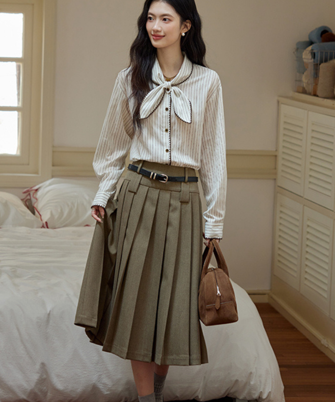 ベルトループ付きボックスプリーツミモレスカート