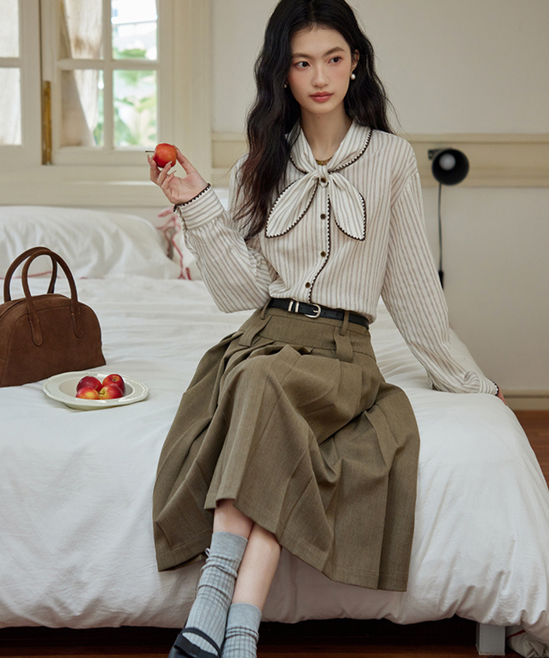 ベルトループ付きボックスプリーツミモレスカート