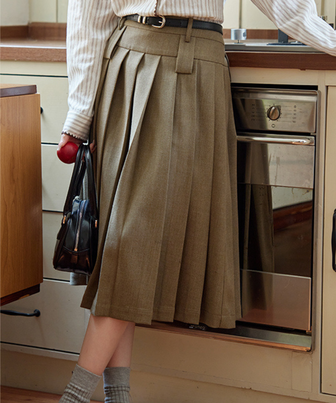 ベルトループ付きボックスプリーツミモレスカート