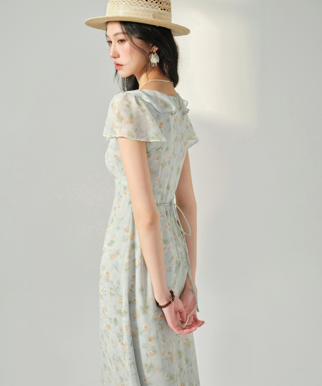 フリルスリーブ胸元リボン付きワンピース