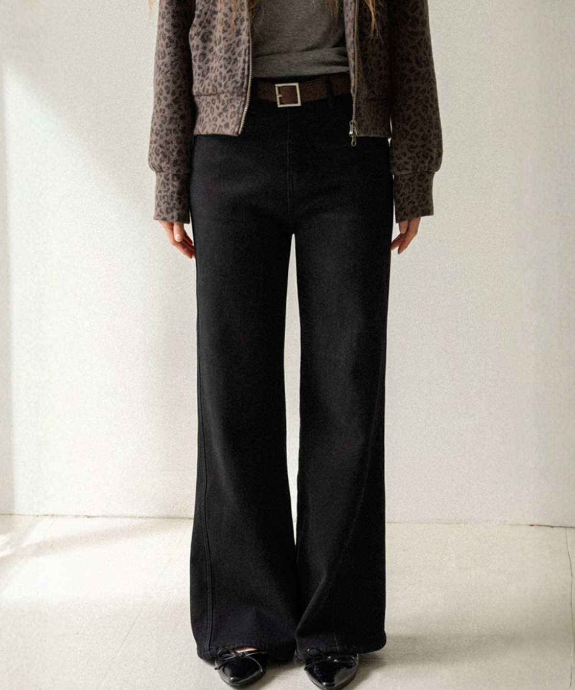 ベルト付きブラックフレアデニムパンツ