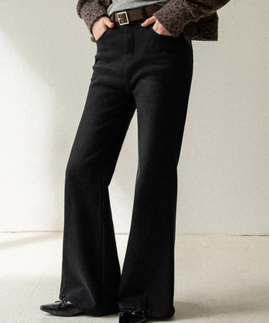 ベルト付きブラックフレアデニムパンツ