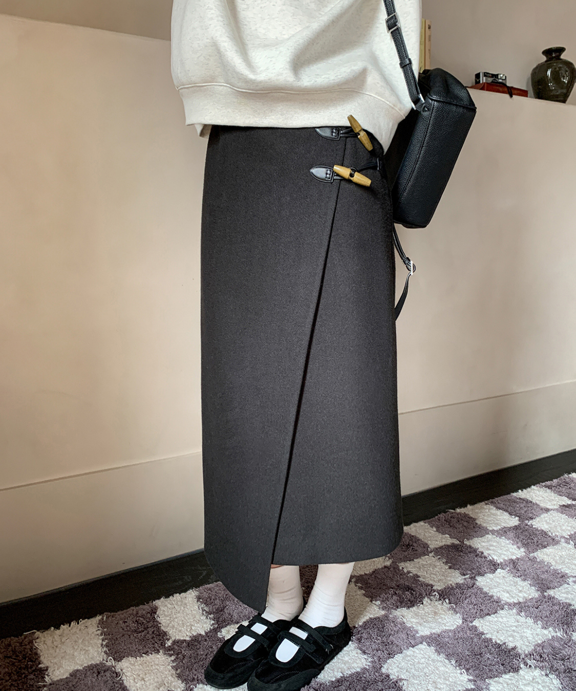 トグルボタン付きアシメラップ風スカート