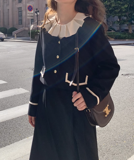 ブラウスと相性抜群!おすすめのファッションアイテムを紹介!