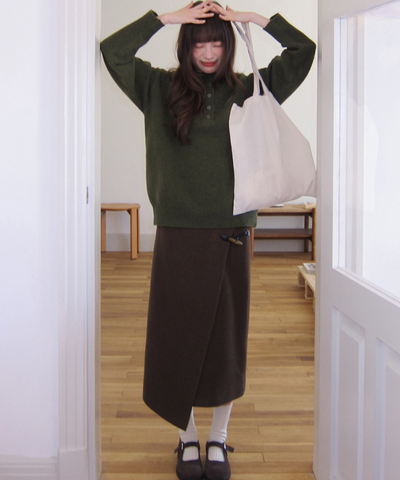トグルボタン付きアシメラップ風スカート