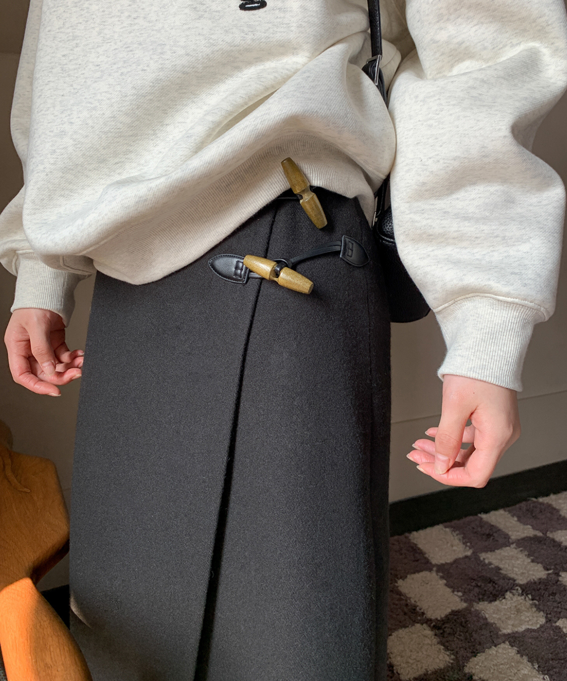 トグルボタン付きアシメラップ風スカート