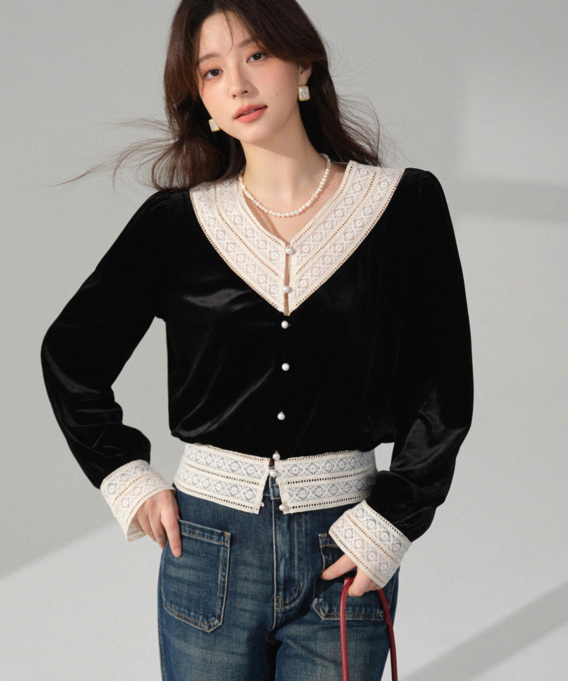 パールボタンレースネックラインベロアブラウス