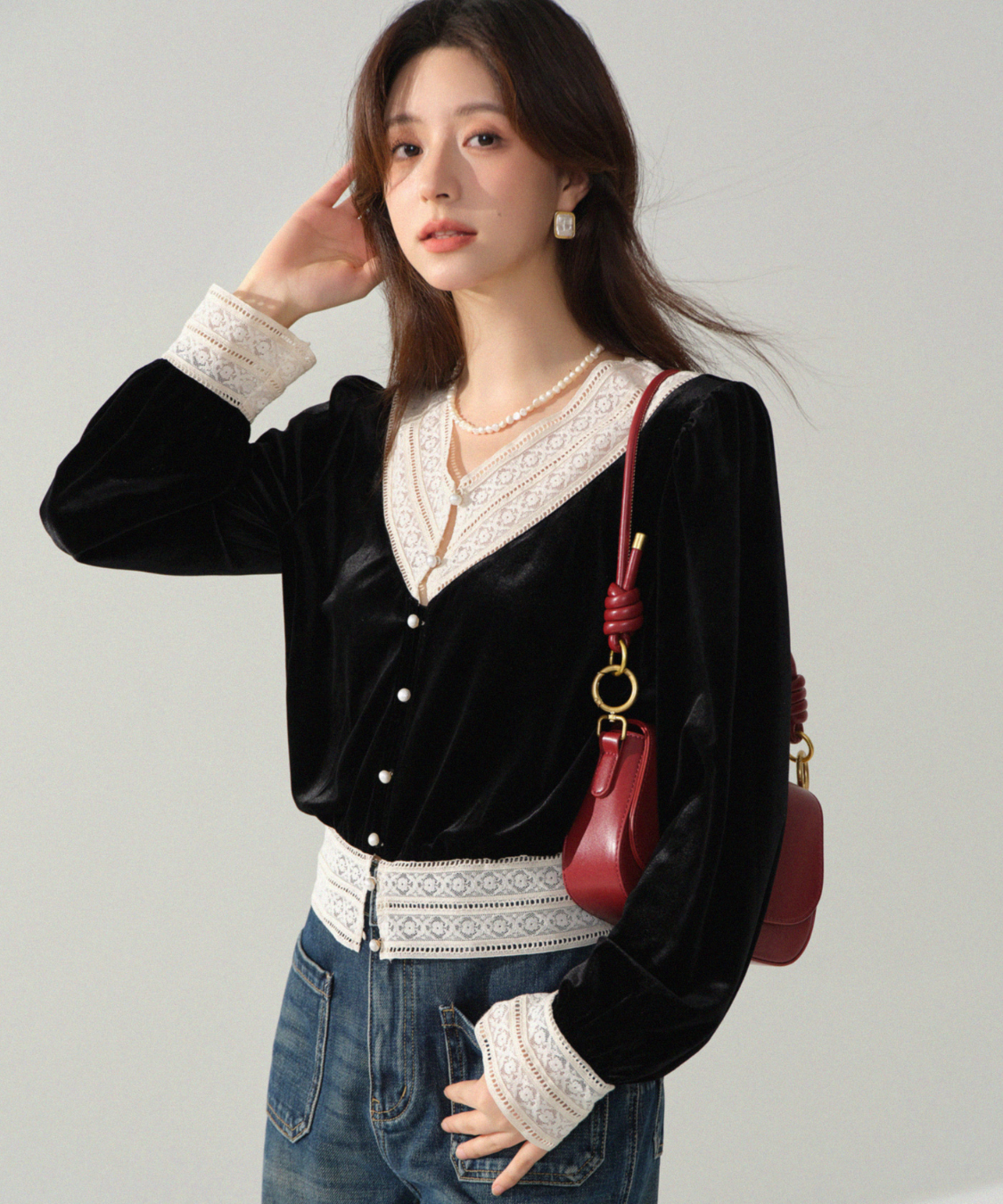 パールボタンレースネックラインベロアブラウス