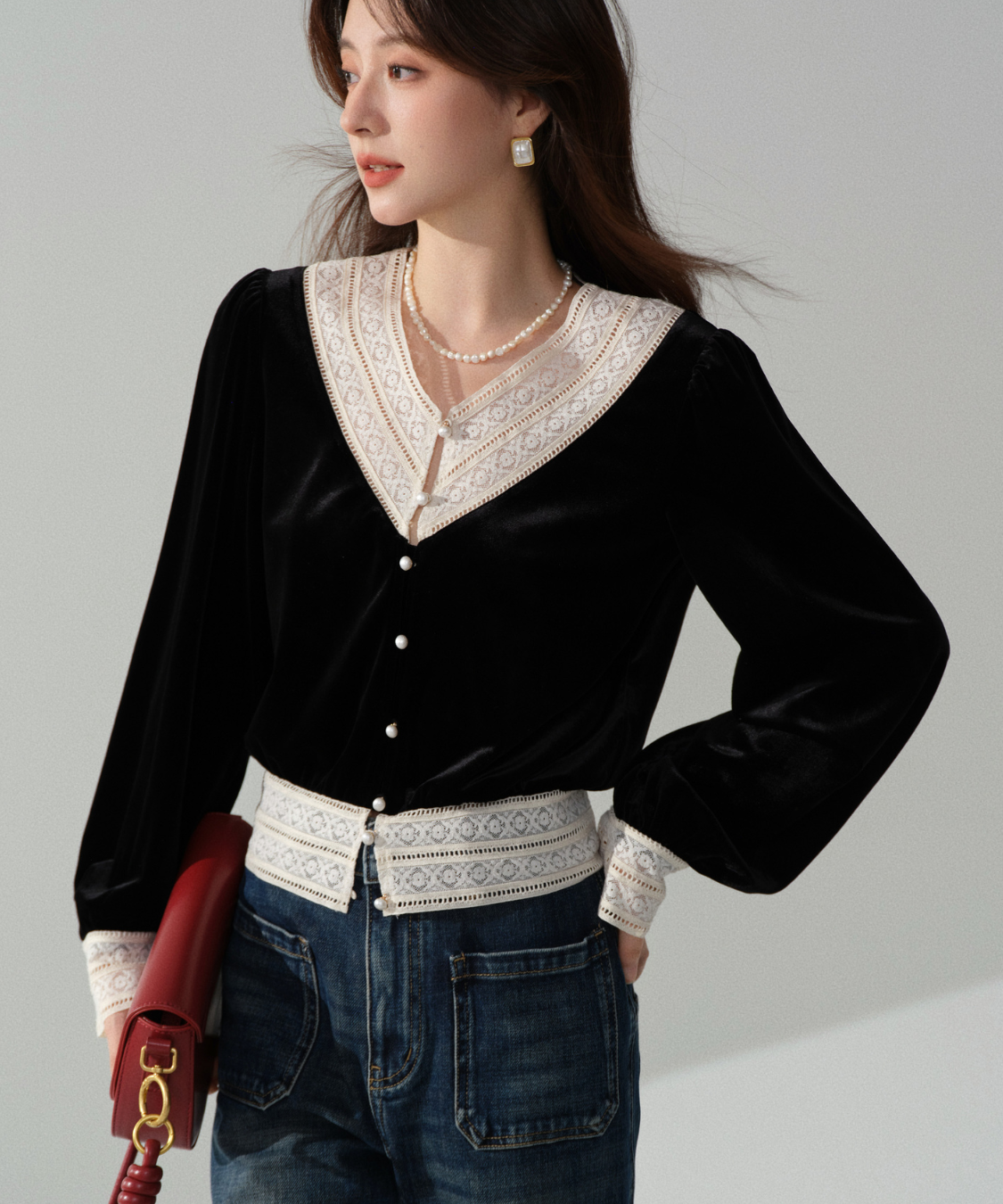 パールボタンレースネックラインベロアブラウス