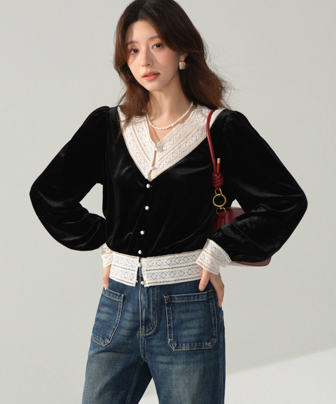 パールボタンレースネックラインベロアブラウス