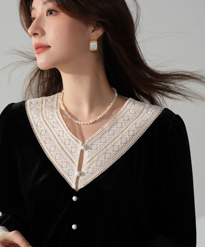 パールボタンレースネックラインベロアブラウス