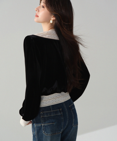 パールボタンレースネックラインベロアブラウス