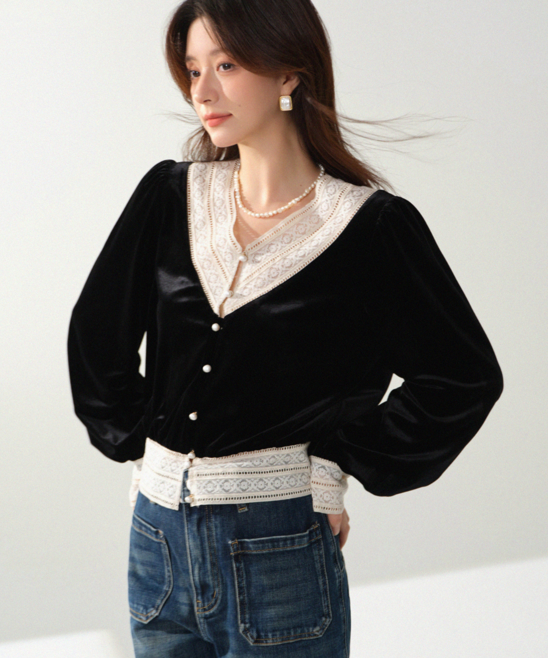 パールボタンレースネックラインベロアブラウス