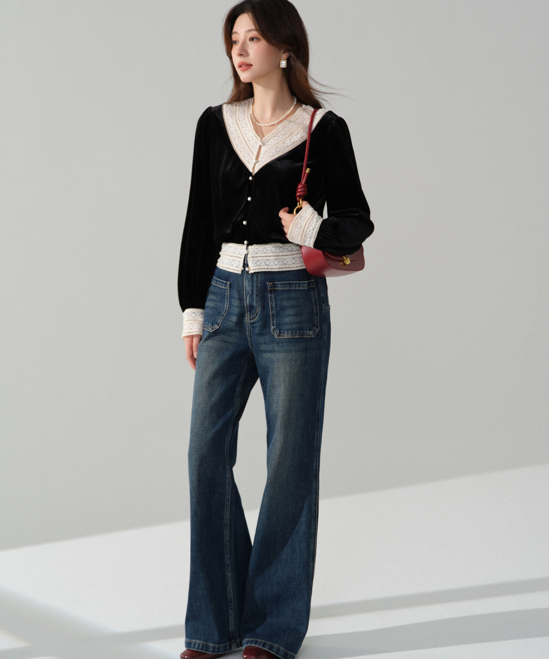 パールボタンレースネックラインベロアブラウス