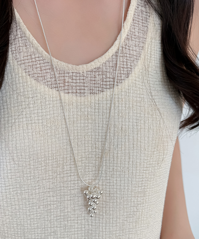 シルバーボールモチーフロングネックレス