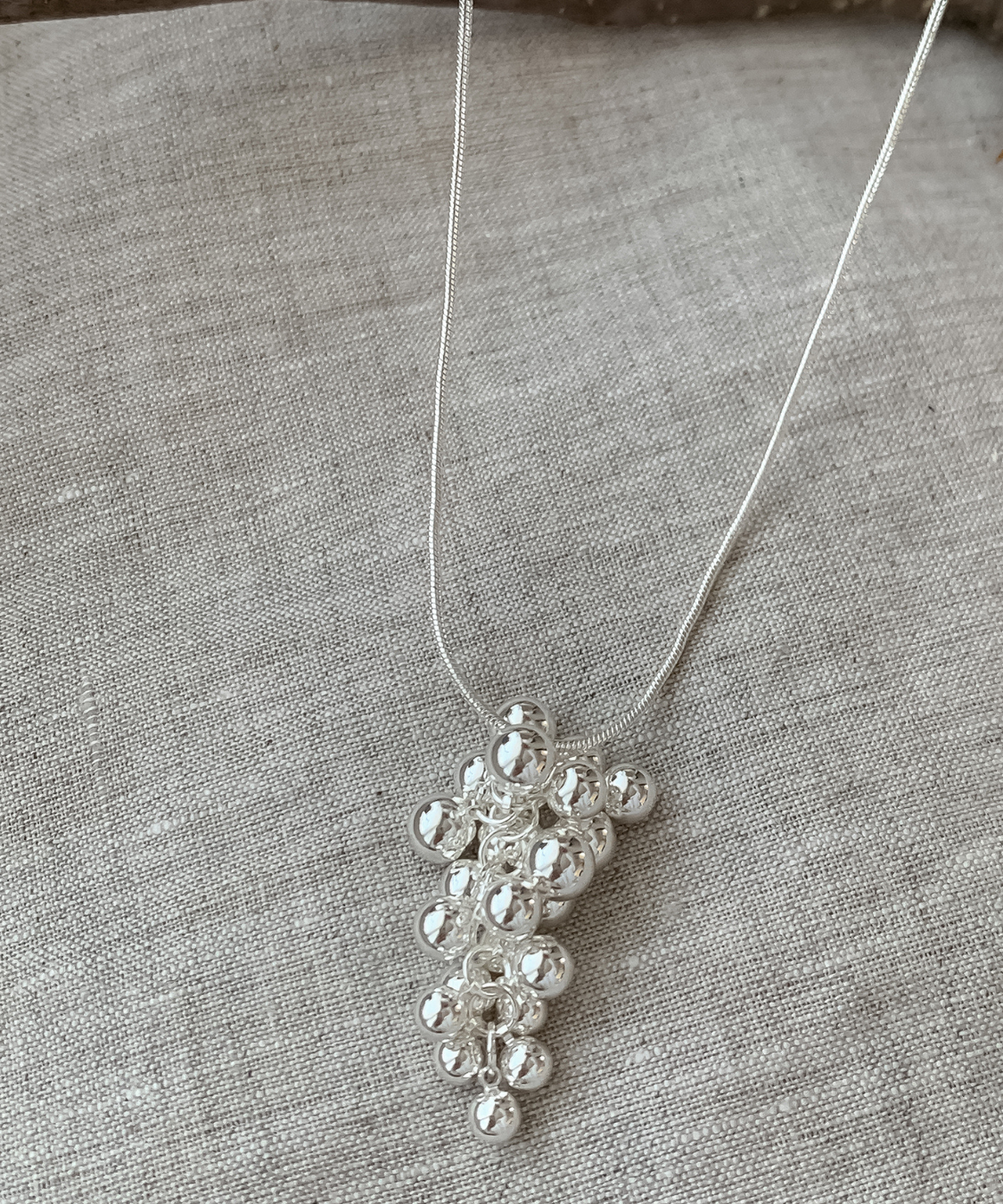 シルバーボールモチーフロングネックレス