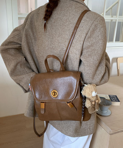 フェイクレザー ターンロックフラップリュック